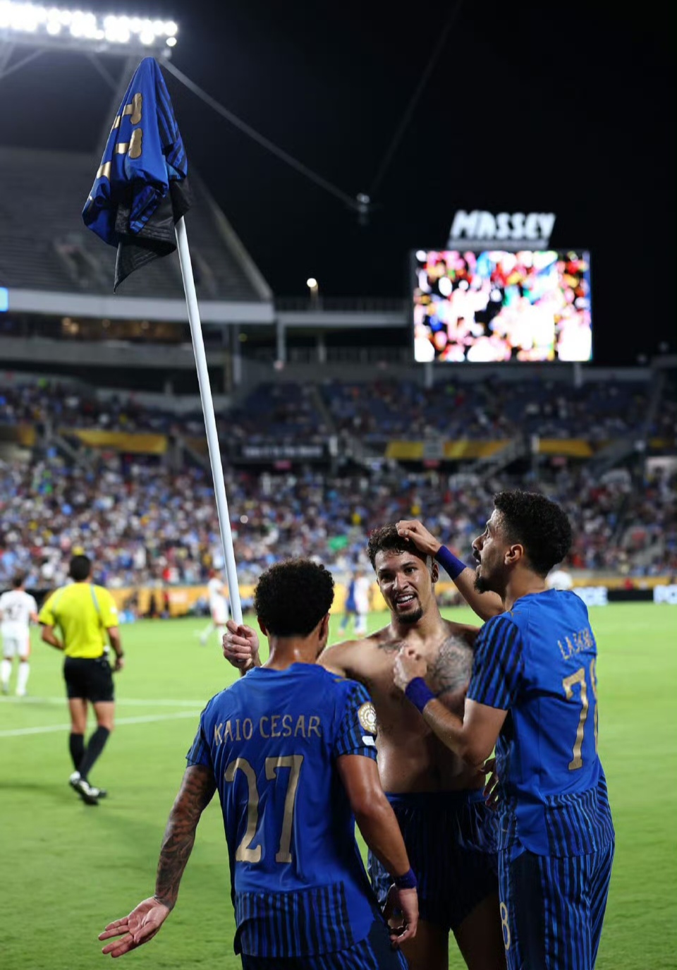 开云体育网页登录包含意大利杯赛程吃紧，圣安东尼奥马刺赛后强势反弹，赛场秩序良好，年轻球员得到机会的词条